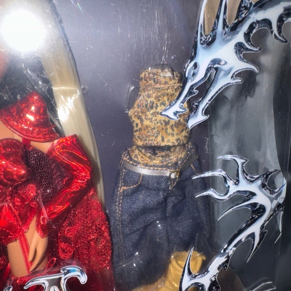 Bratz Lola Indigo
released exclusively in Spain
Doll in Sparkling Red Outfit - Picture 5 of 8